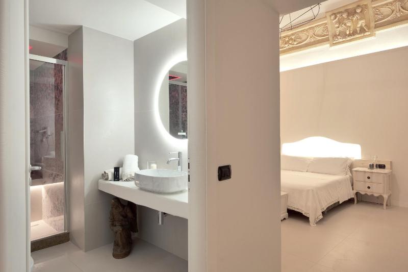 Deluxe Double Room image 1
