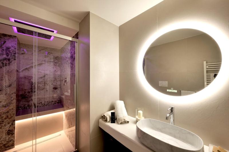 Deluxe Double Room image 3