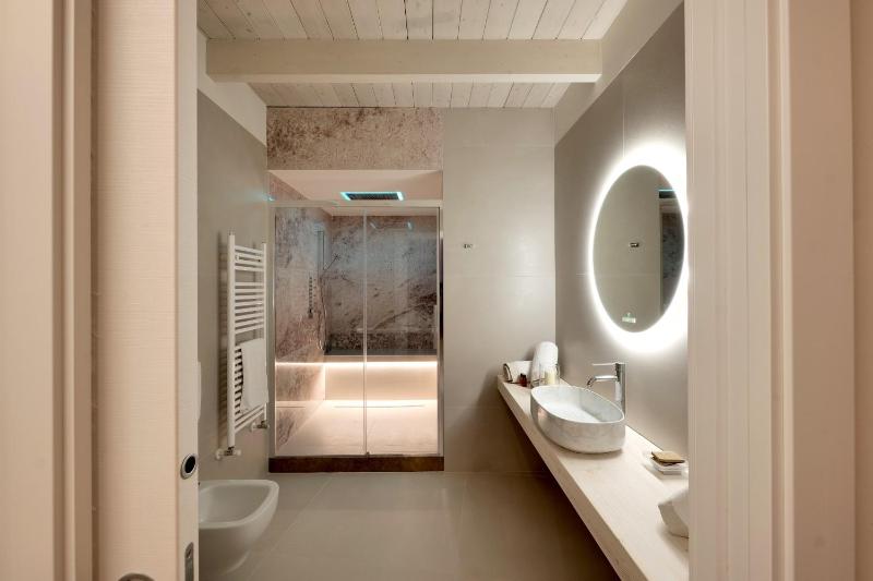 Suite with Balcony and Spa Bath image 2