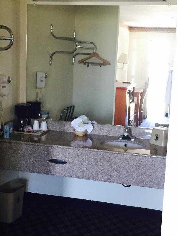 Queen Room with Two Queen Beds and Roll-In Shower - Mobility Accessible/Non-Smoking image 3