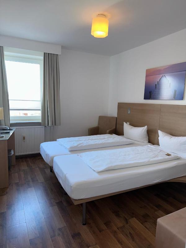 Double Room image 3