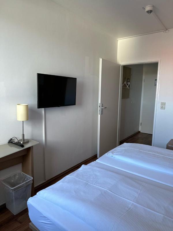 Double Room image 4