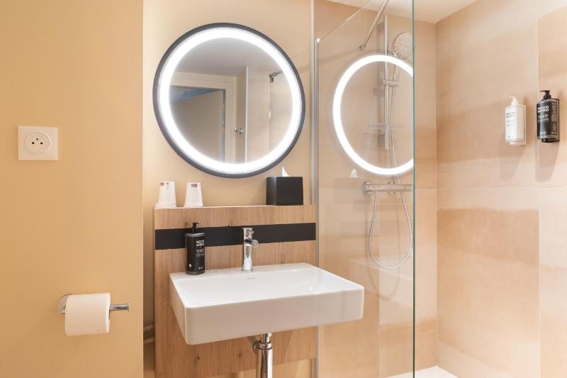 Standard Twin Room image 3