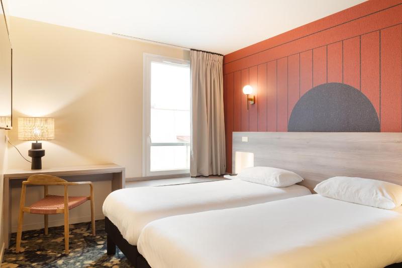Standard Twin Room image 1
