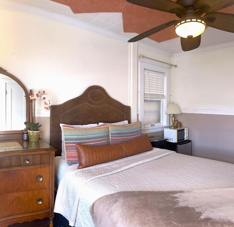 Single Room with Private Bathroom image 2