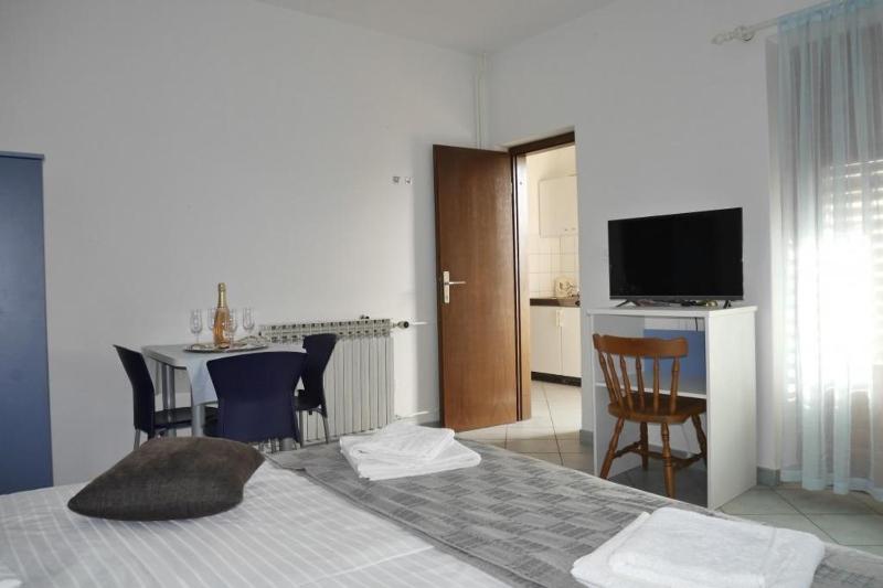 Apartment in Dugi Rat with sea view balcony air conditioning WiFi 5132-4 - image 10