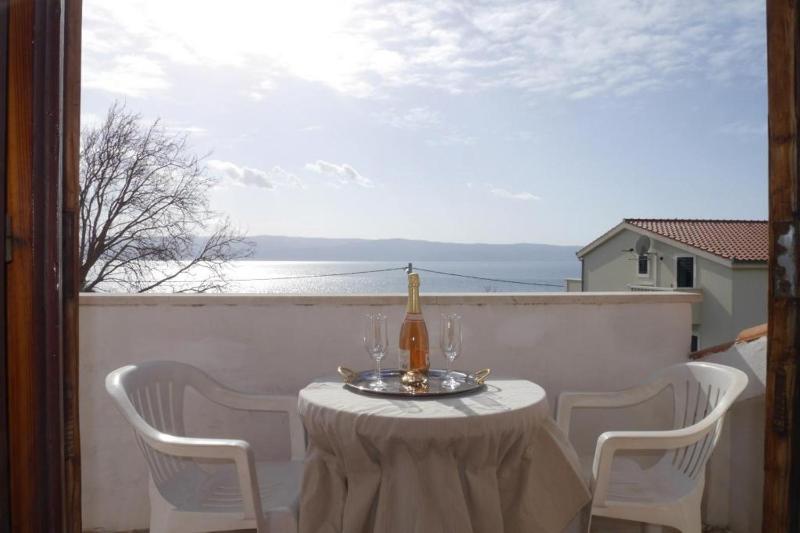Studio apartment in Dugi Rat with sea view balcony air conditioning WiFi 5132-5 - image 1