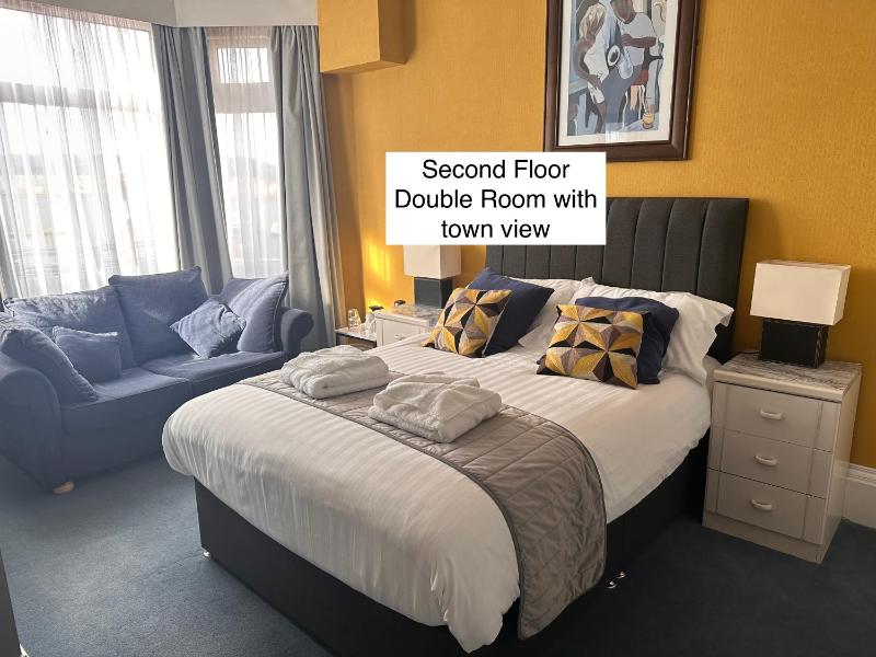 Double Room image 3