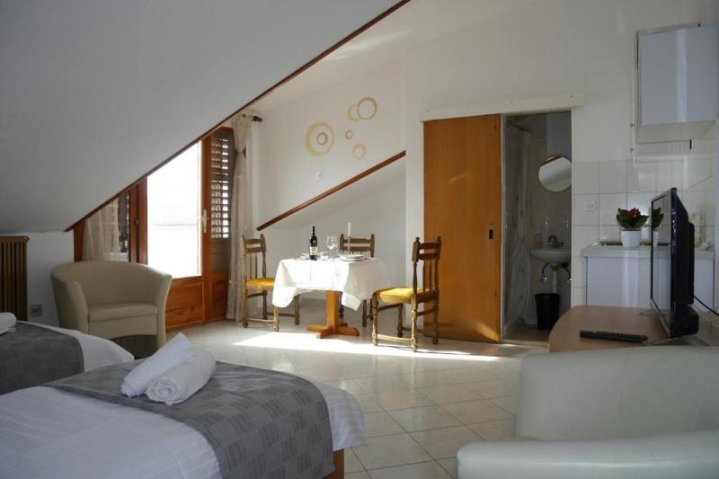 Studio apartment in Dugi Rat with sea view balcony air conditioning WiFi 5132-5 - image 11