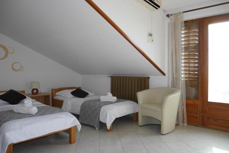 Studio apartment in Dugi Rat with sea view balcony air conditioning WiFi 5132-5 - image 7