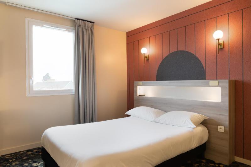 Superior Room with One Double Bed and Sofa Bed image 4