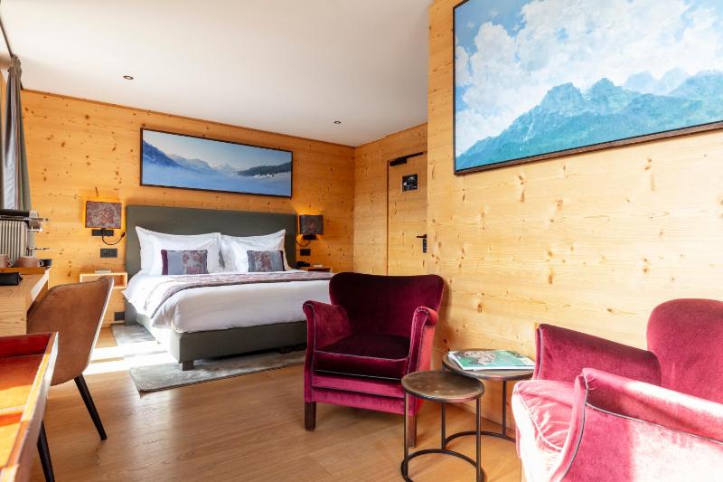 Deluxe Double Room with Balcony image 1