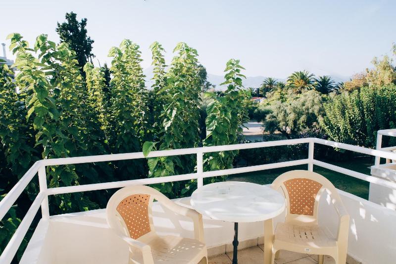Triple Room with Garden View image 2