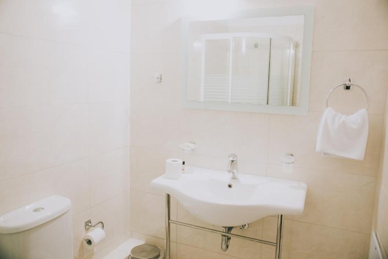 Triple Room with Garden View image 3