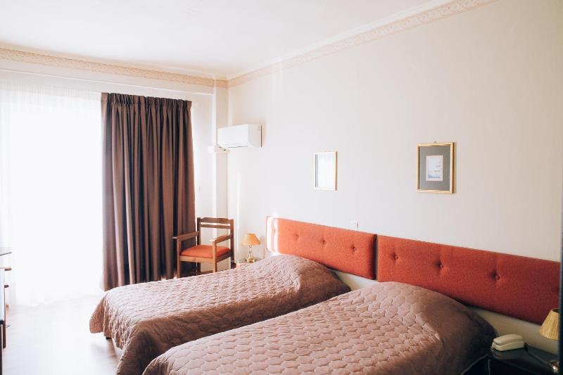 Triple Room with Garden View image 4