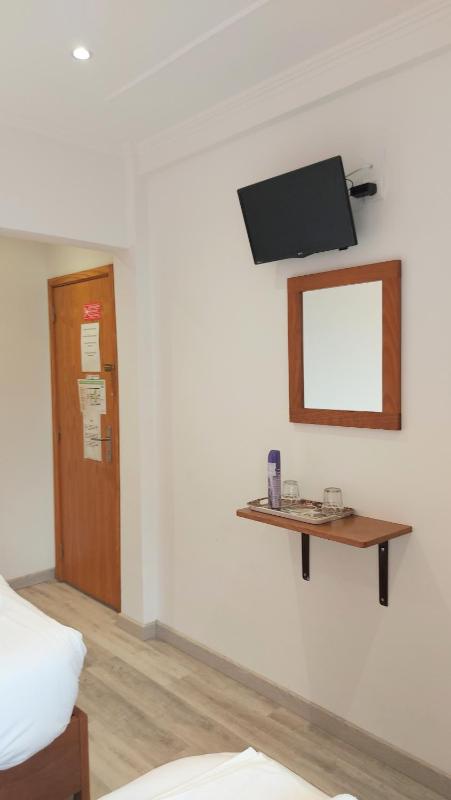 Twin Room image 3