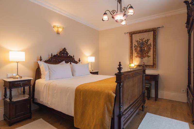 Double Room with Pool View image 4