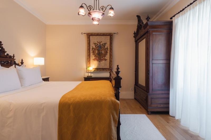 Double Room with Pool View image 3