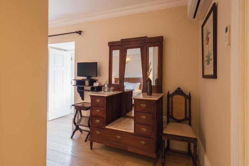 Double Room with Balcony image 4