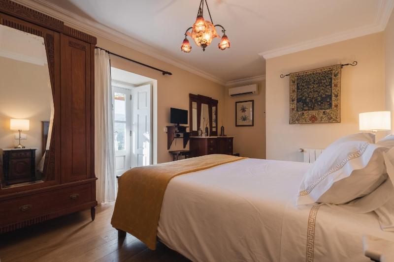 Double Room with Balcony image 3