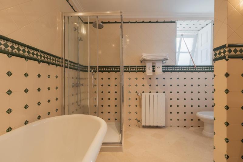 Twin Room with Balcony image 4