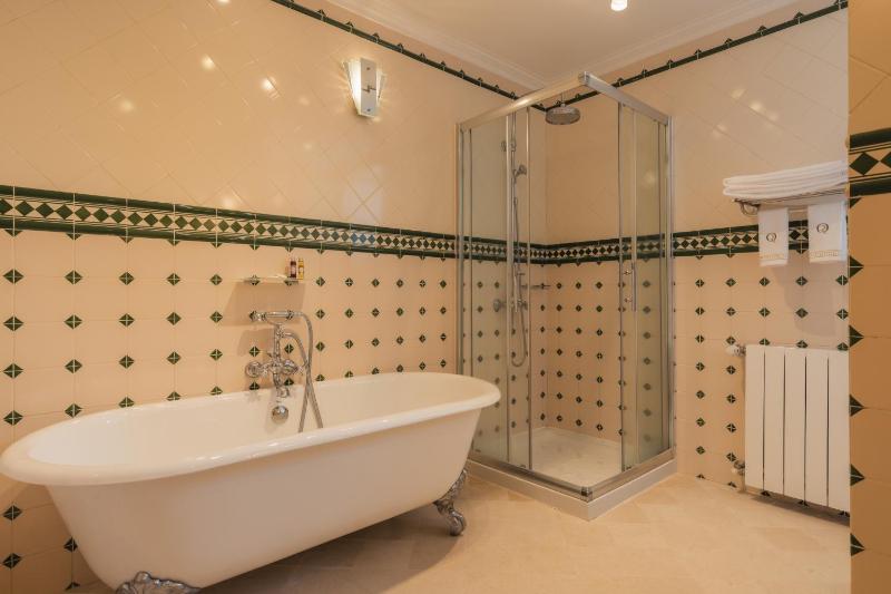 Twin Room with Balcony image 3