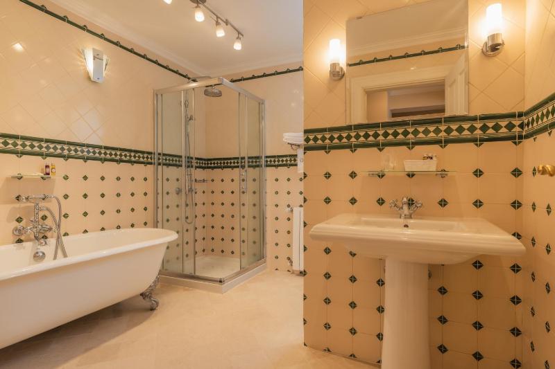 Twin Room with Balcony image 2