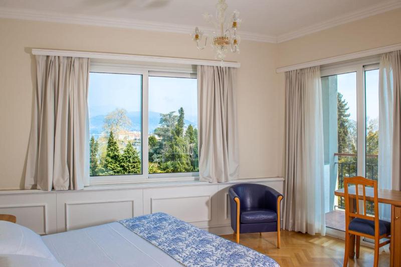 Double or Twin Room with Lake View image 2