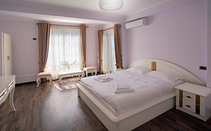 Double Room with Sea View image 4