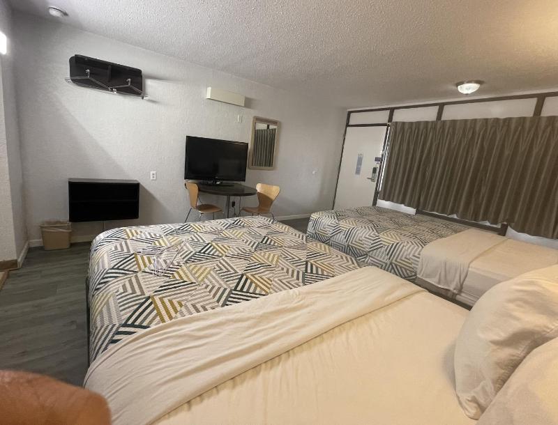 Queen Room with Two Queen Beds - Non-Smoking image 2