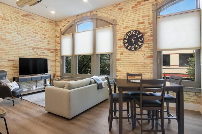 Family Room image 1