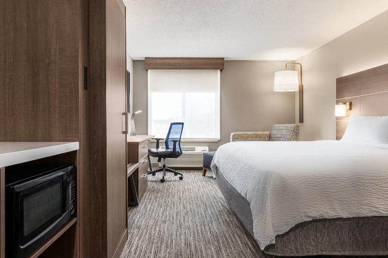 Standard King Room image 2
