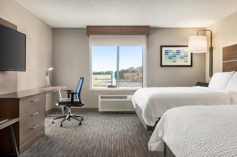 Standard Room with Two Queen Beds image 4