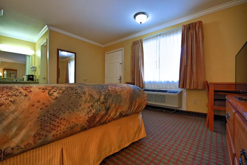 Queen Room image 2