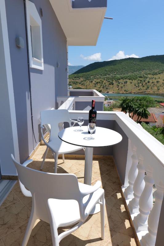 Superior Quadruple Room with Balcony and Side Lake View  image 1