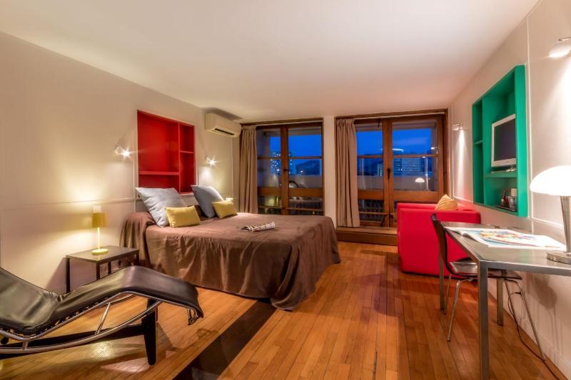 Deluxe Double Room with Balcony - Park View image 2