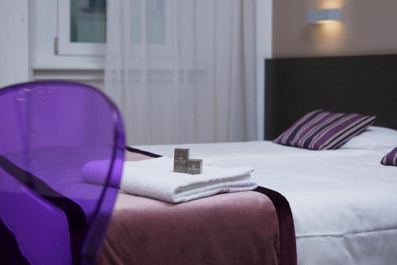Double or Twin Room image 4