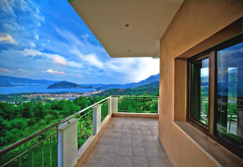 Double or Twin Room with Lake View image 4