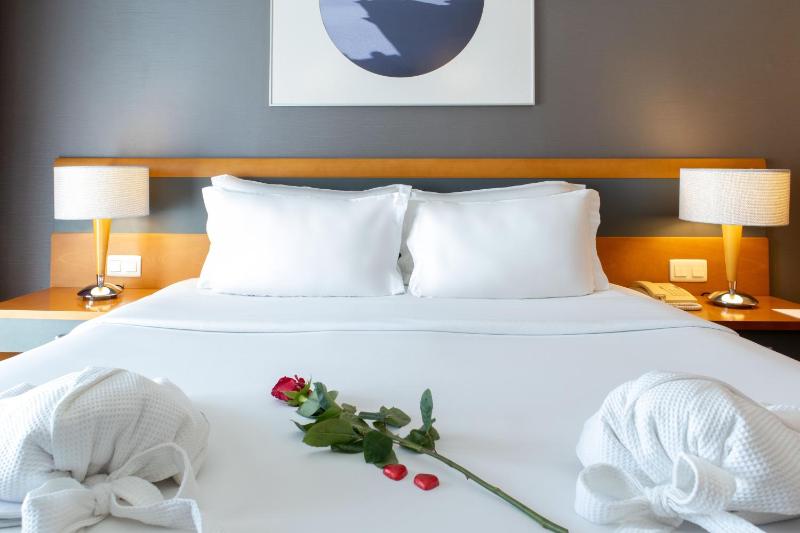 Special Offer - Double or Twin Room with Sea View - Romantic Package image 3