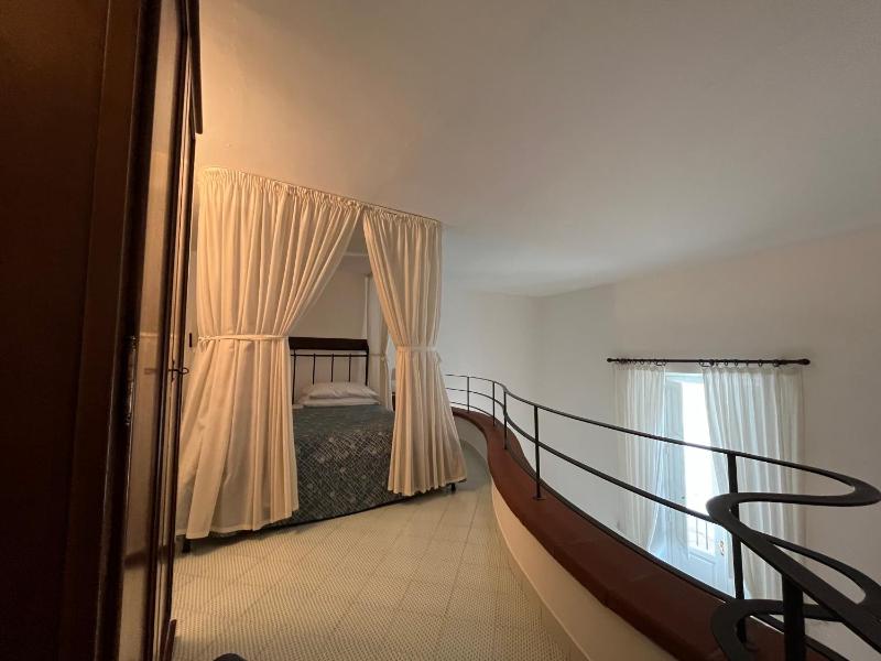 One-Bedroom Apartment (3 Adults) - Split Level image 4