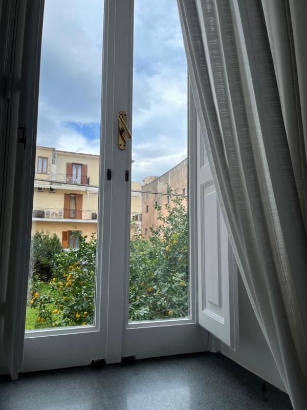 One-Bedroom Apartment (3 Adults) - Split Level image 4