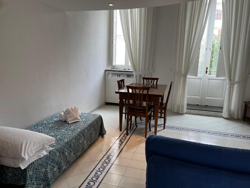 One-Bedroom Apartment (3 Adults) - Split Level image 2