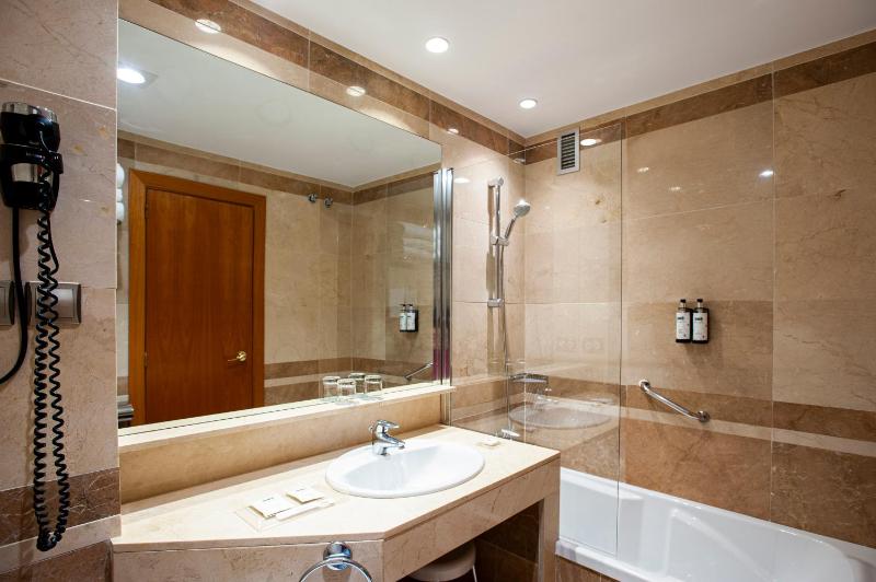 Triple Room (2 Adults + 1 Child) image 2