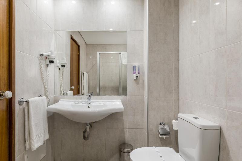 Twin Room with Balcony image 3