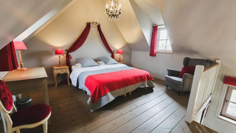 Deluxe Suite with Spa Bath image 4