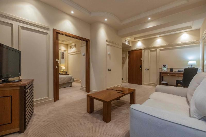 Deluxe Suite image 1