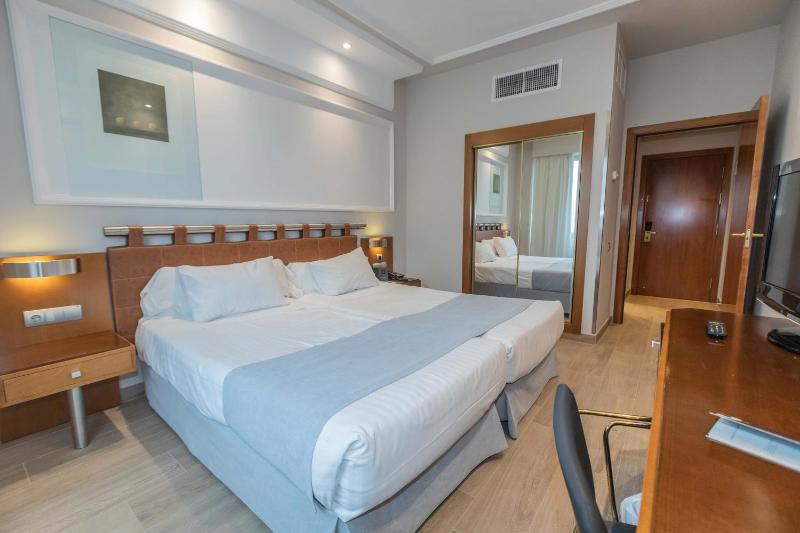 Double Room with Extra Bed image 1