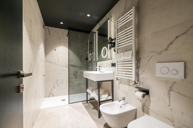 Double Room image 4