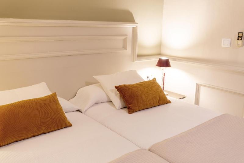 Double or Twin Room image 4