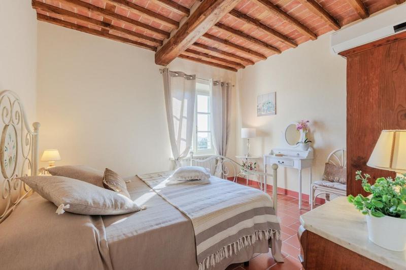 Villa Dondolino a Stylish Farmhouse - image 13